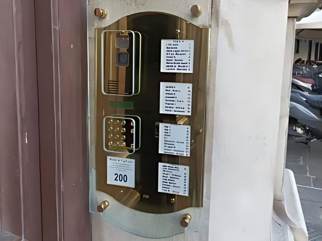 Pannello citofonico condominiale moderno installato a Napoli da Basile & Figli, esempio di impianto citofonico con design elegante e materiali resistenti.