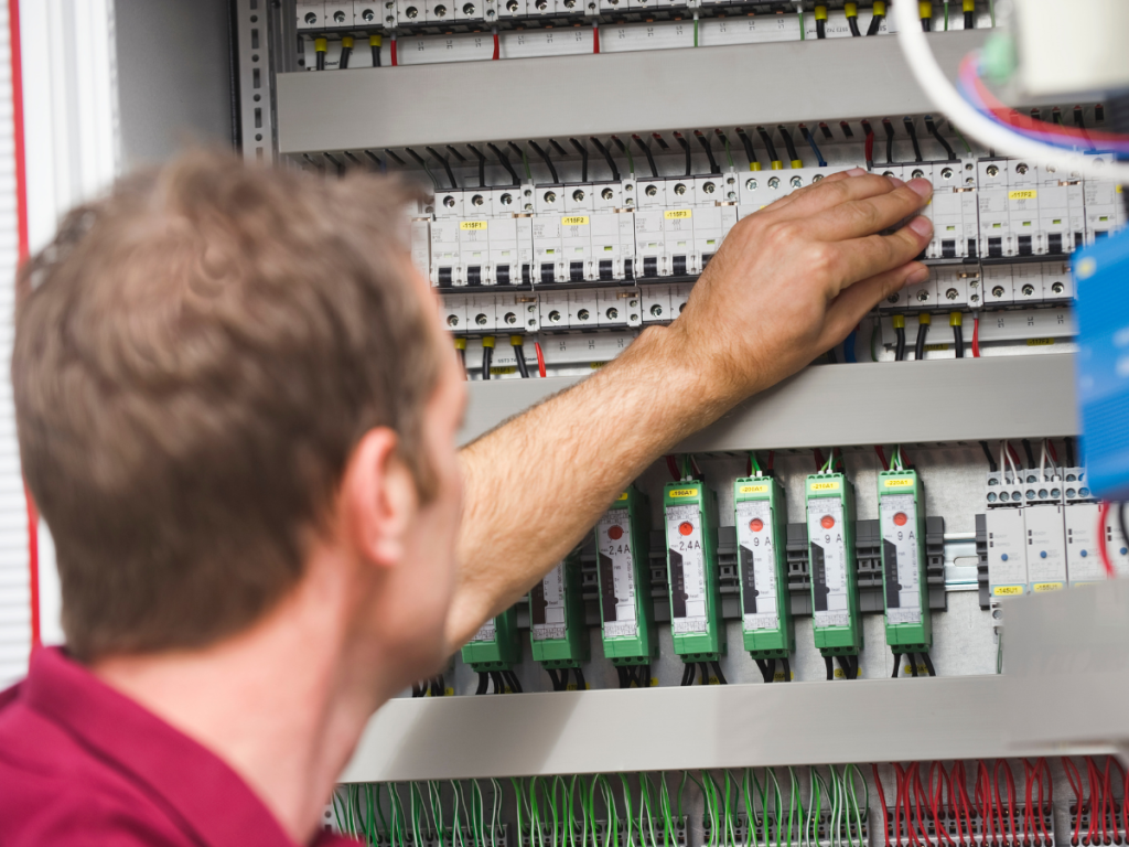 Tecnico specializzato durante manutenzione impianti elettrici a Napoli in edificio condominiale
